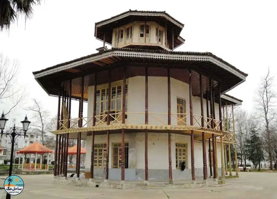 نمایی از عمارت کلاه فرنگی در باغ محتشم به عنوان یکی از جذاب&zwnj;ترین جاهای دیدنی رشت در بهار و تابستان