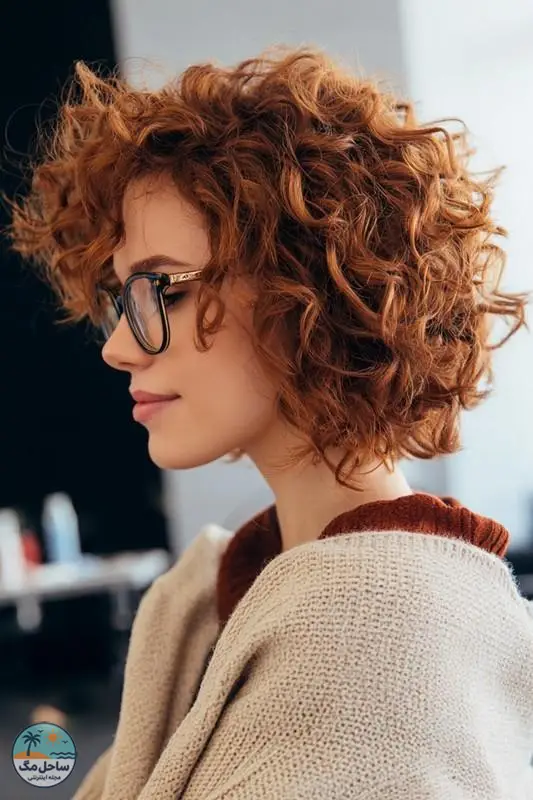 کوتاهی فر تا روی شانه به رنگ بلوطی گرم