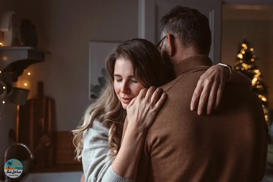 تصویر 2 زوج غمگین در آغوش هم در کریسمس